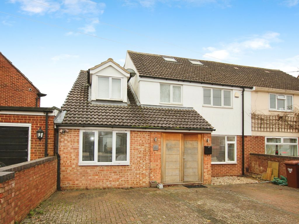 5 bed semidetached house for sale in Laburnum Crescent, Kidlington OX5