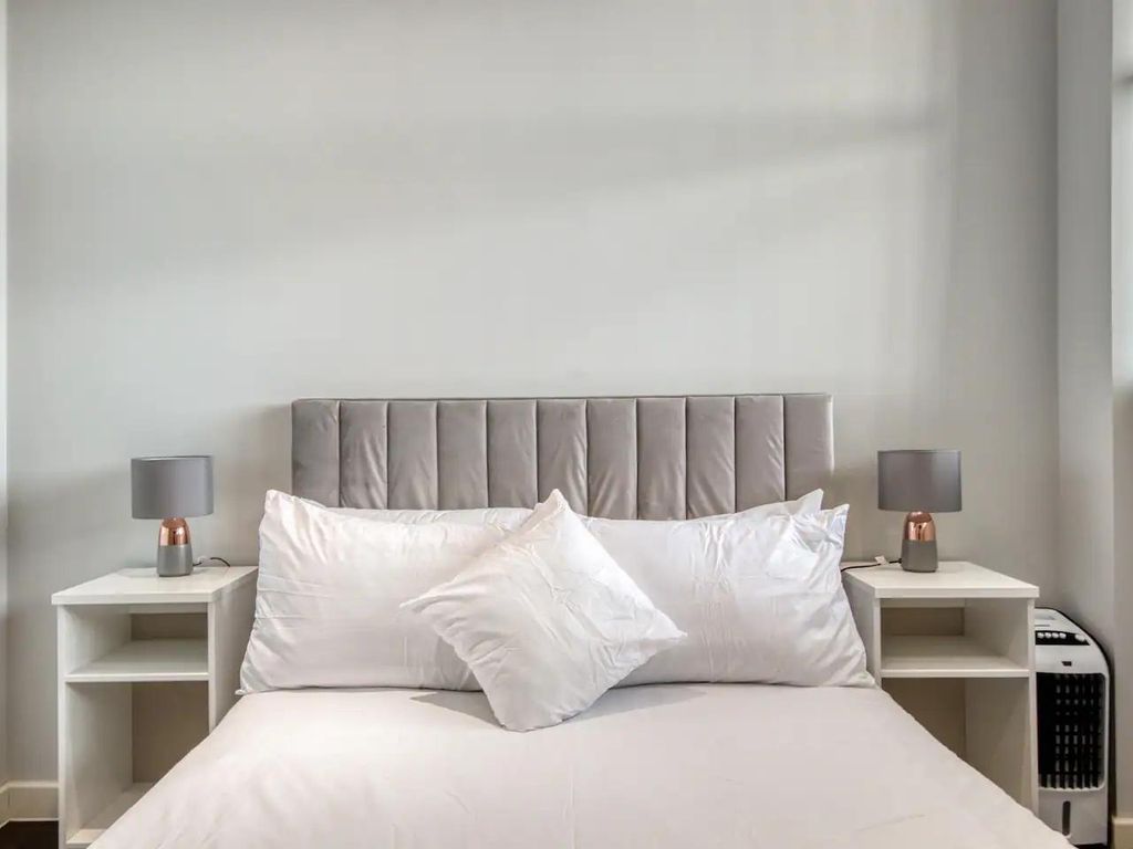 1 bed flat to rent in Bath Road, Harlington, Hayes UB3, £1,300 pcm Zoopla