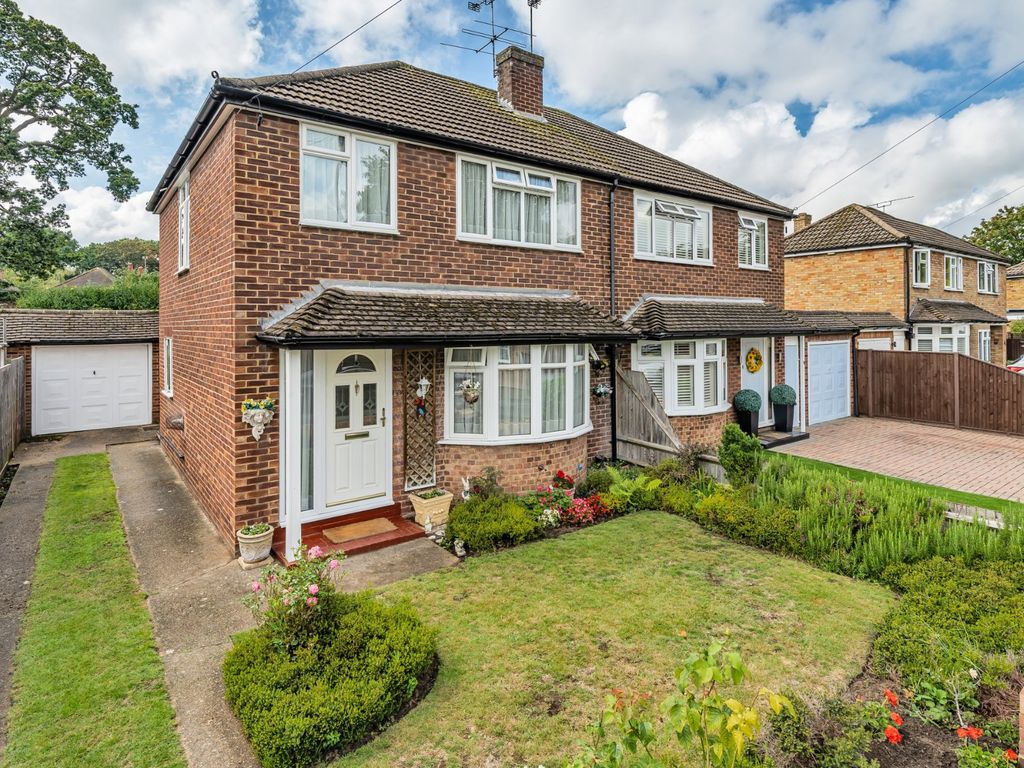 3 bed semidetached house for sale in Byfleet, Surrey KT14, £500,000