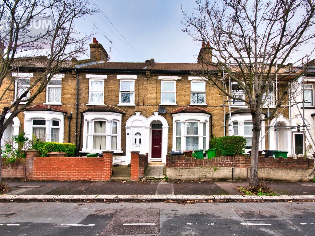 4 bed terraced house to rent in Leslie Road, Leyton, Stratford, London
