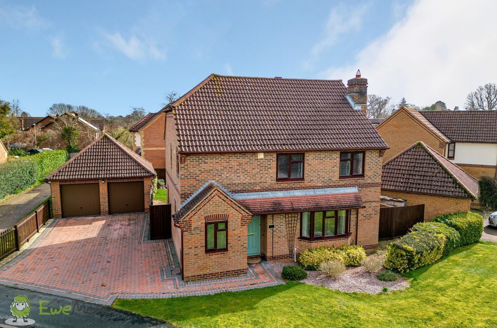 4 bed detached house for sale in Hop Garden Road, Hook RG27 Zoopla