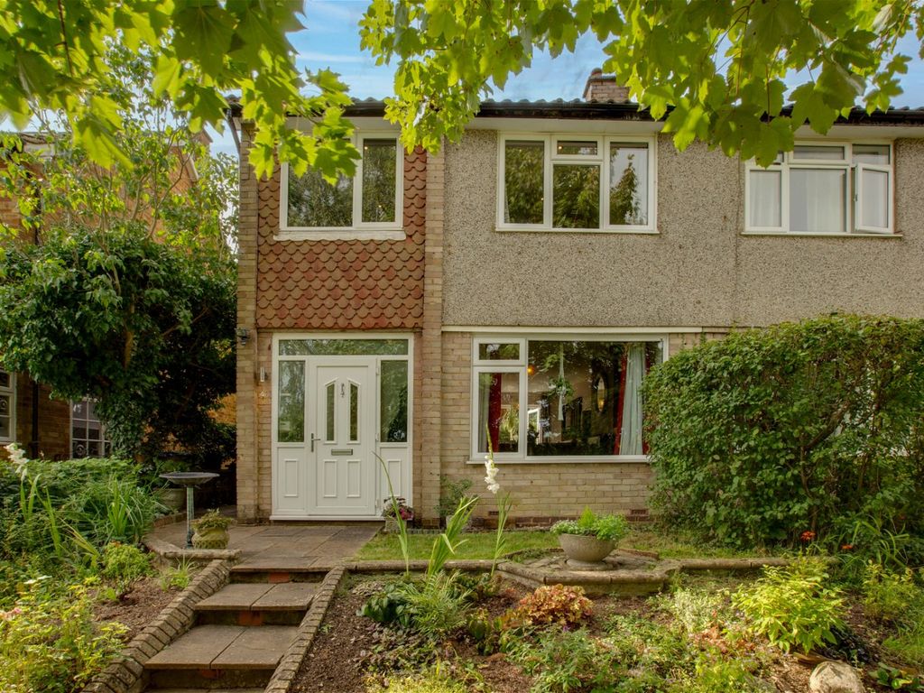 3 bed semidetached house for sale in Telford Way, High HP13, £