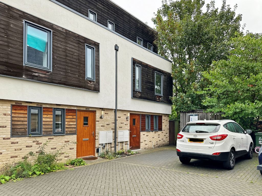 3 bed semidetached house for sale in Swallow Gardens, Chesterton