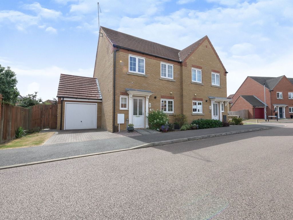 3 bed semidetached house for sale in Harvester Road, Whittlesey