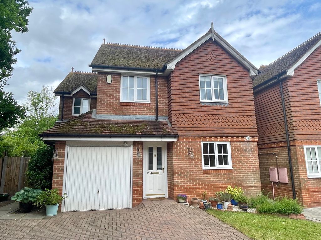 4 bed detached house to rent in Upper Halliford Road, Shepperton TW17