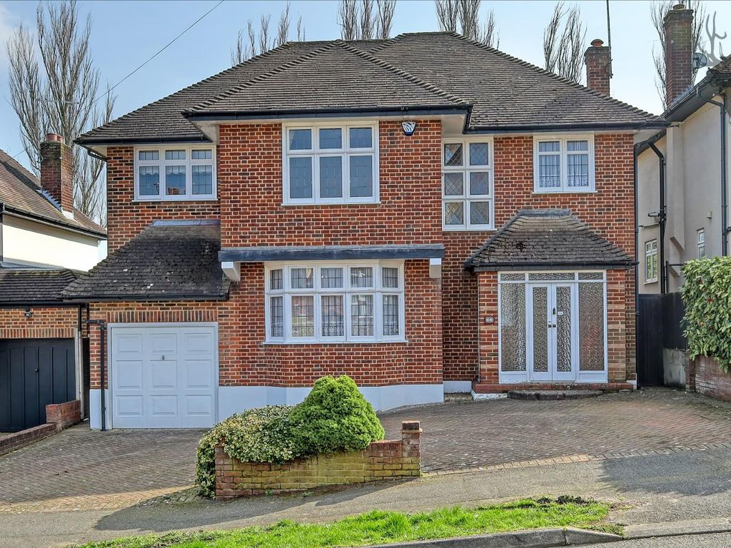 4 bed detached house for sale in Roundmead Avenue, Loughton IG10, £