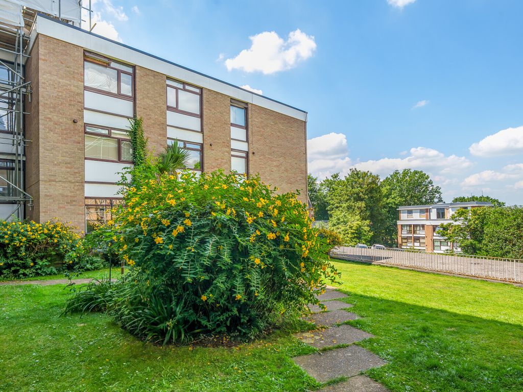 2 bed flat to rent in Beechcroft Manor, Weybridge, Surrey KT13, £1,450