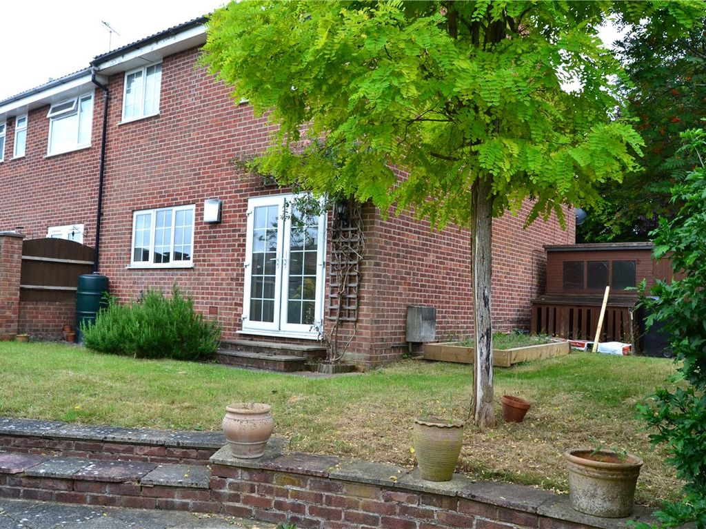 3 bed semidetached house to rent in Epsom Crescent, Newbury, Berkshire