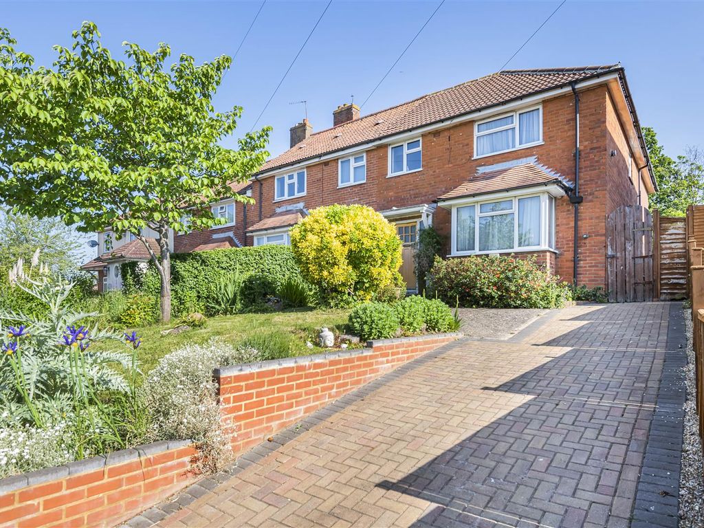 3 bed end terrace house for sale in Cressingham Road, Reading RG2, £