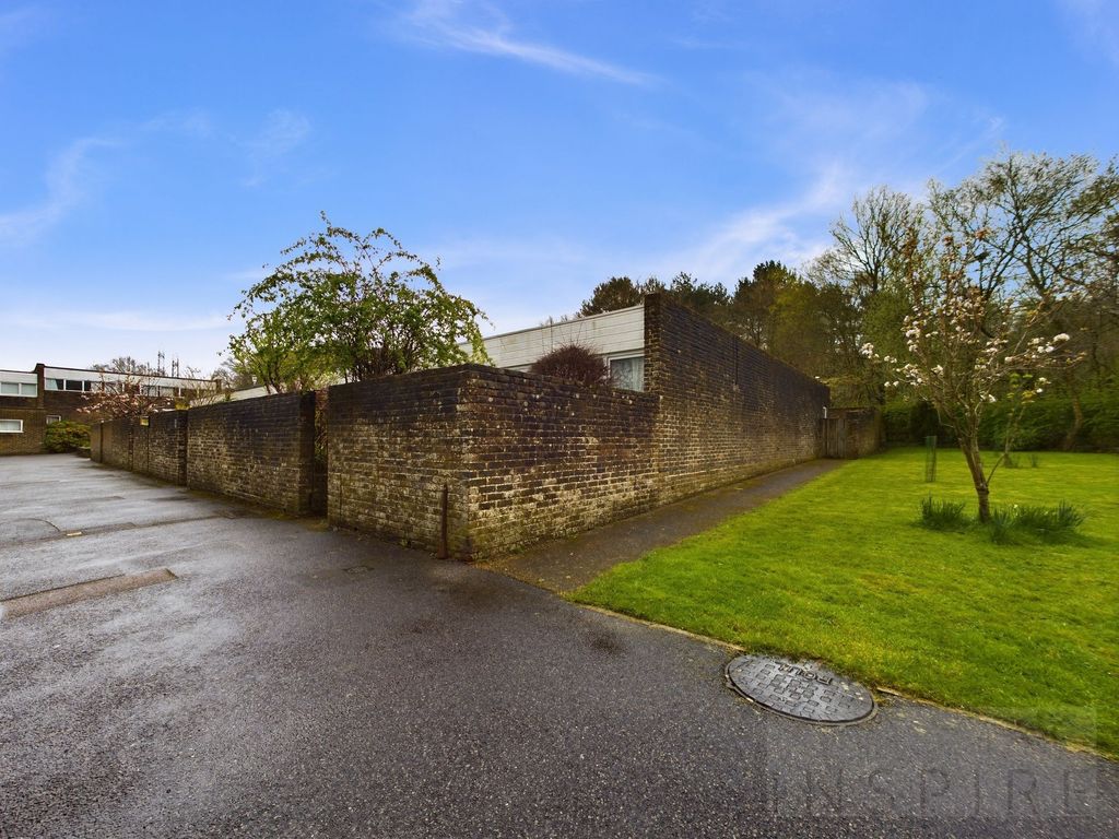 3 bed bungalow for sale in Forestfield, Crawley RH10, £300,000 Zoopla