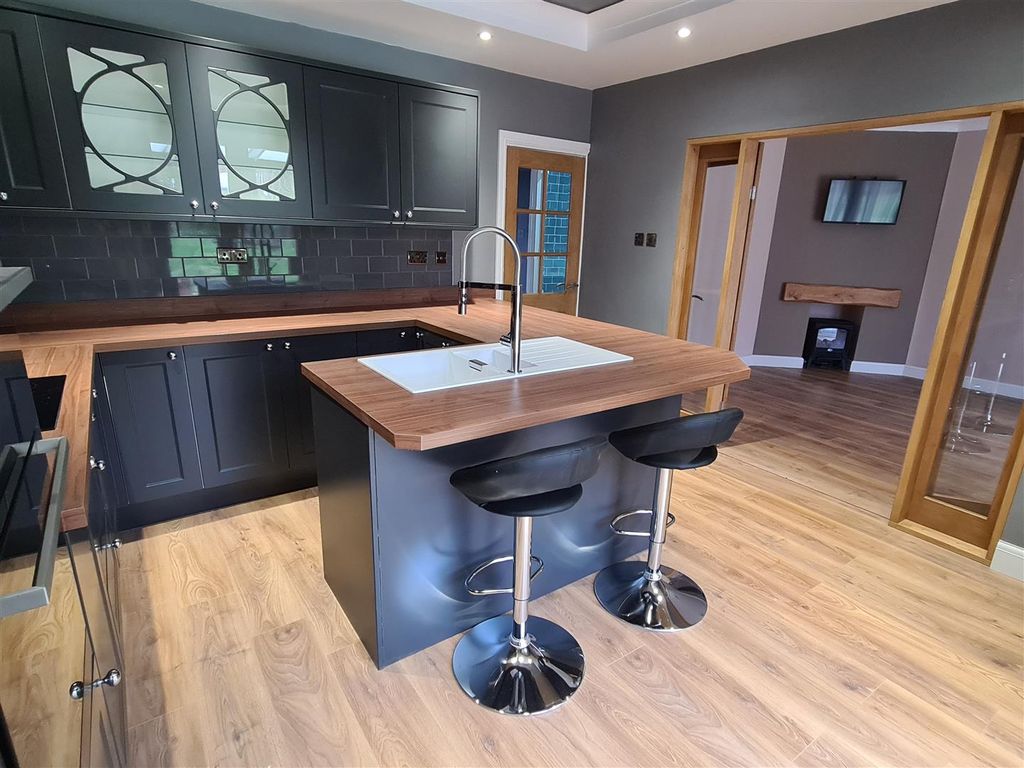 2 bed detached bungalow to rent in Cemetery Road, Mexborough S64, £995