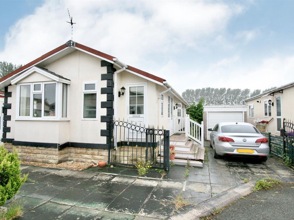 2 bed mobile/park home for sale in Oxcliffe Road, Heaton With Oxcliffe