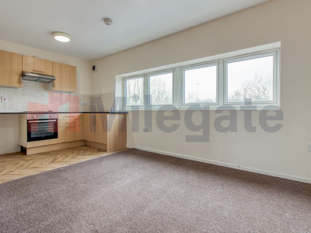 1 bed flat to rent in Broadway North, Pitsea SS13, £800 pcm Zoopla