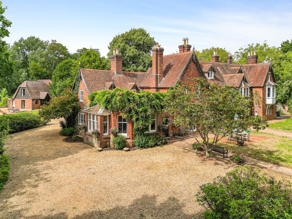 5 bed detached house for sale in Blundell Lane Bursledon Southampton