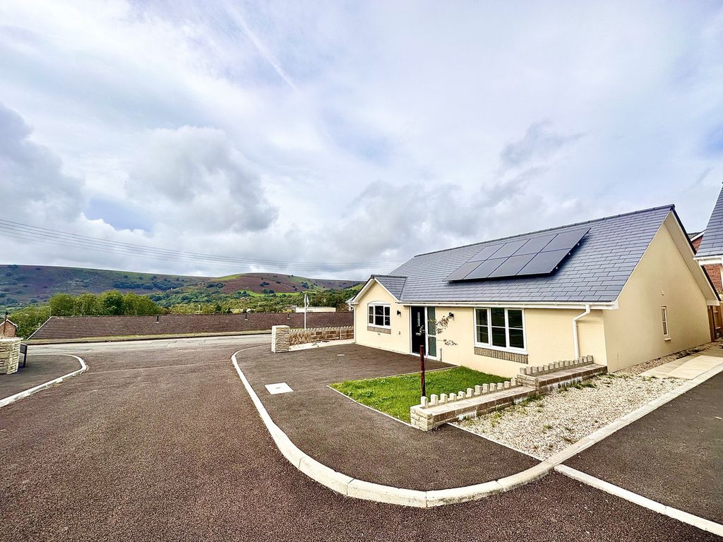 3 bed detached bungalow for sale in Trem Pant Glas, Pontypool NP4, £