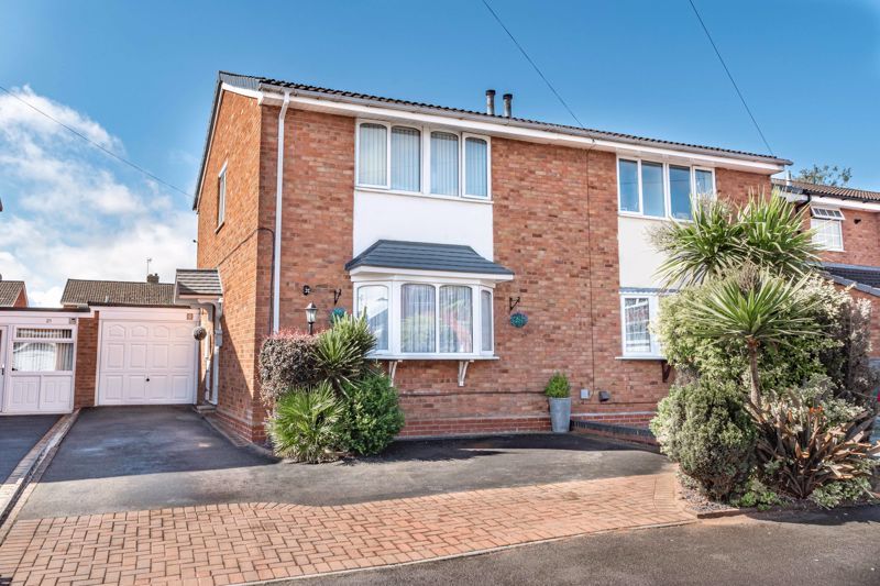 3 bed semidetached house for sale in Larchmere Drive, Bromsgrove B61