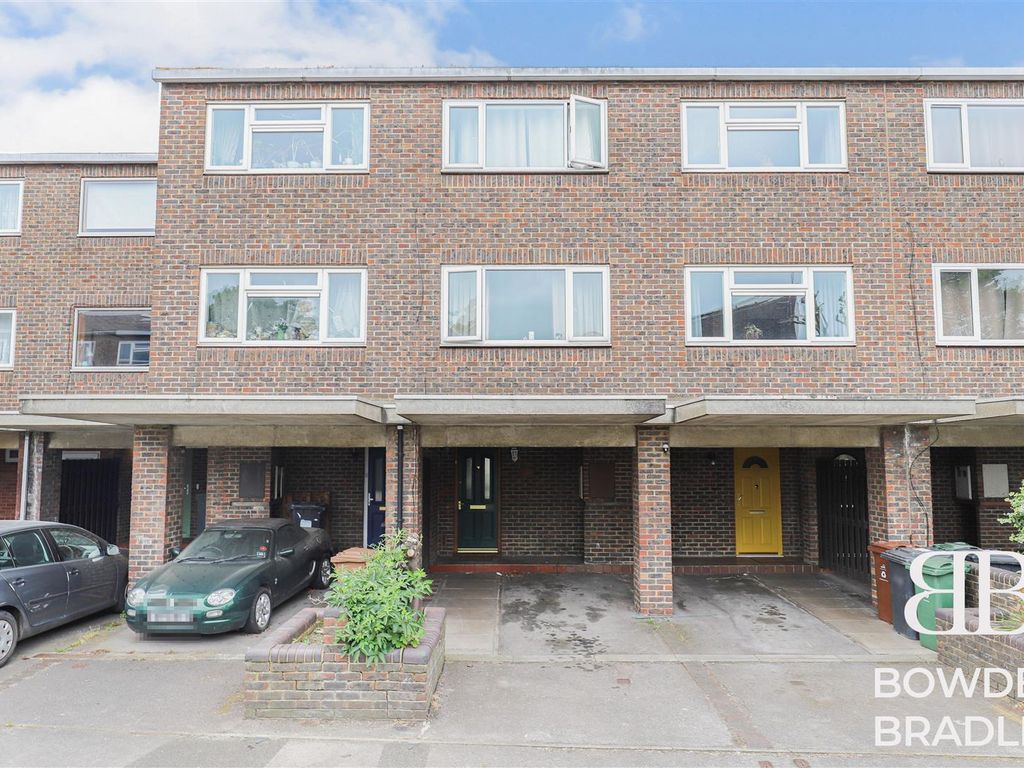 3 bed town house for sale in Gramer Close, London E11 Zoopla