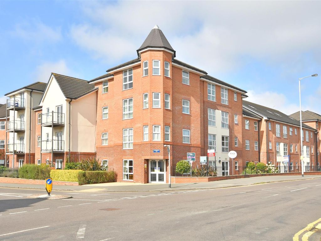 4 bed flat for sale in Adlington House, Newcastle, Staffordshire ST5