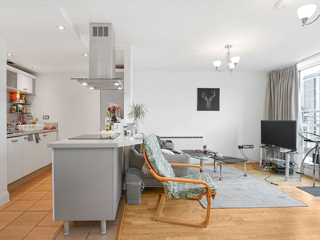 2 bed flat to rent in Oyster Wharf, 18 Lombard Road SW11, £2,500 pcm