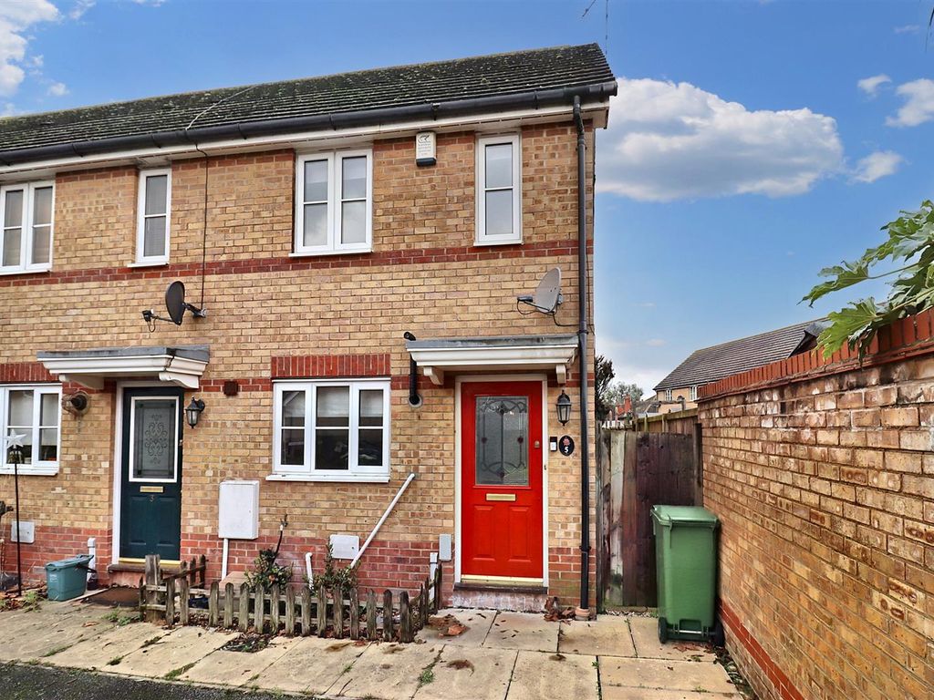 2 bed end terrace house to rent in Nichols Grove, Braintree CM7, £1,200