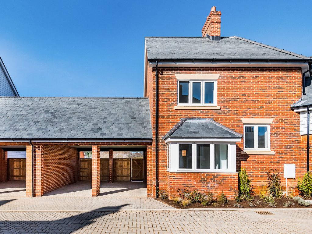 3 bed semidetached house for sale in Mytchett Road, Mytchett