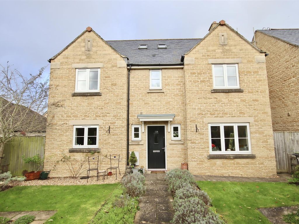6 bed detached house for sale in London Road, Chippenham SN15, £465,000