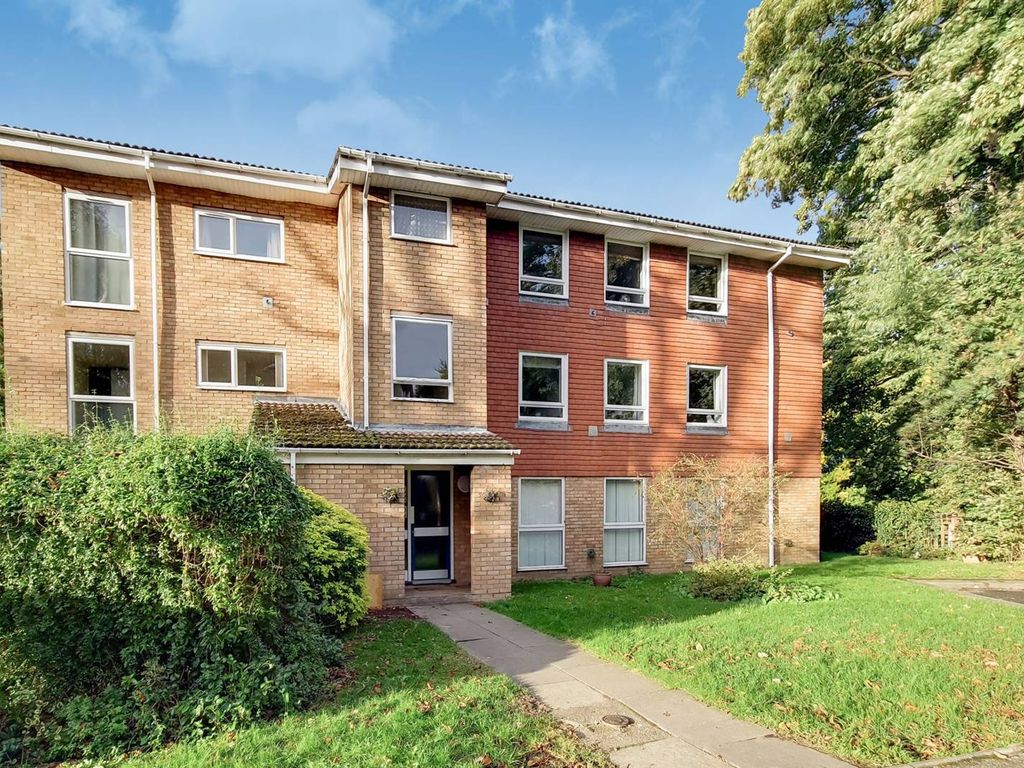 2 bed flat to rent in Bloxworth Close, Wallington SM6, £1,800 pcm Zoopla