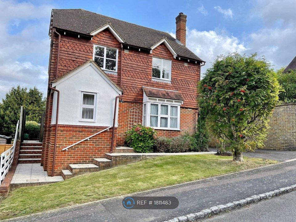 4 bed detached house to rent in Brindles Field, Tonbridge TN9, £1,900