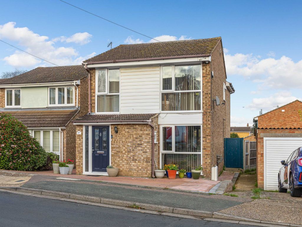 4 bed detached house for sale in Halsey Drive, Hitchin, Hertfordshire