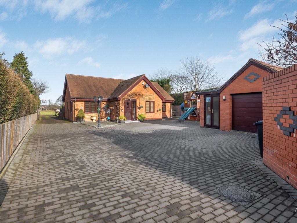 3 bed detached bungalow for sale in Little Hardwick Road, Walsall, West