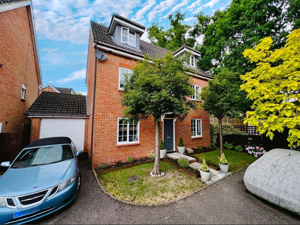 5 bed detached house for sale in Sweet Bay Crescent, Ashford TN23, £