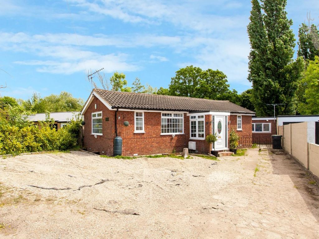 3 bed bungalow for sale in Theydon Park Road, Theydon Bois, Epping CM16