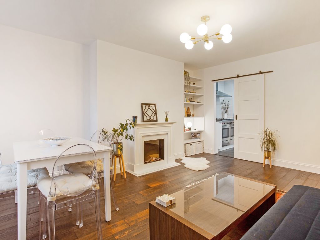 3 bed flat to rent in Barclay Close, Cassidy Road, London SW6, £3,900