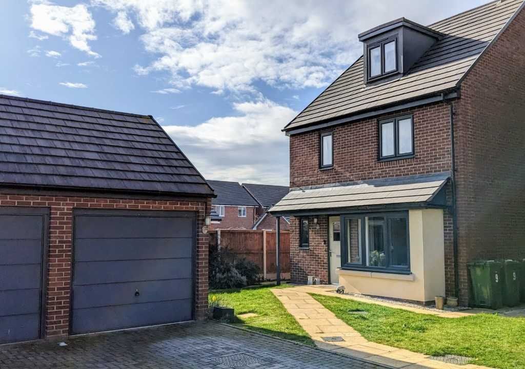 4 bed detached house for sale in Brooklands Drive, Evesham