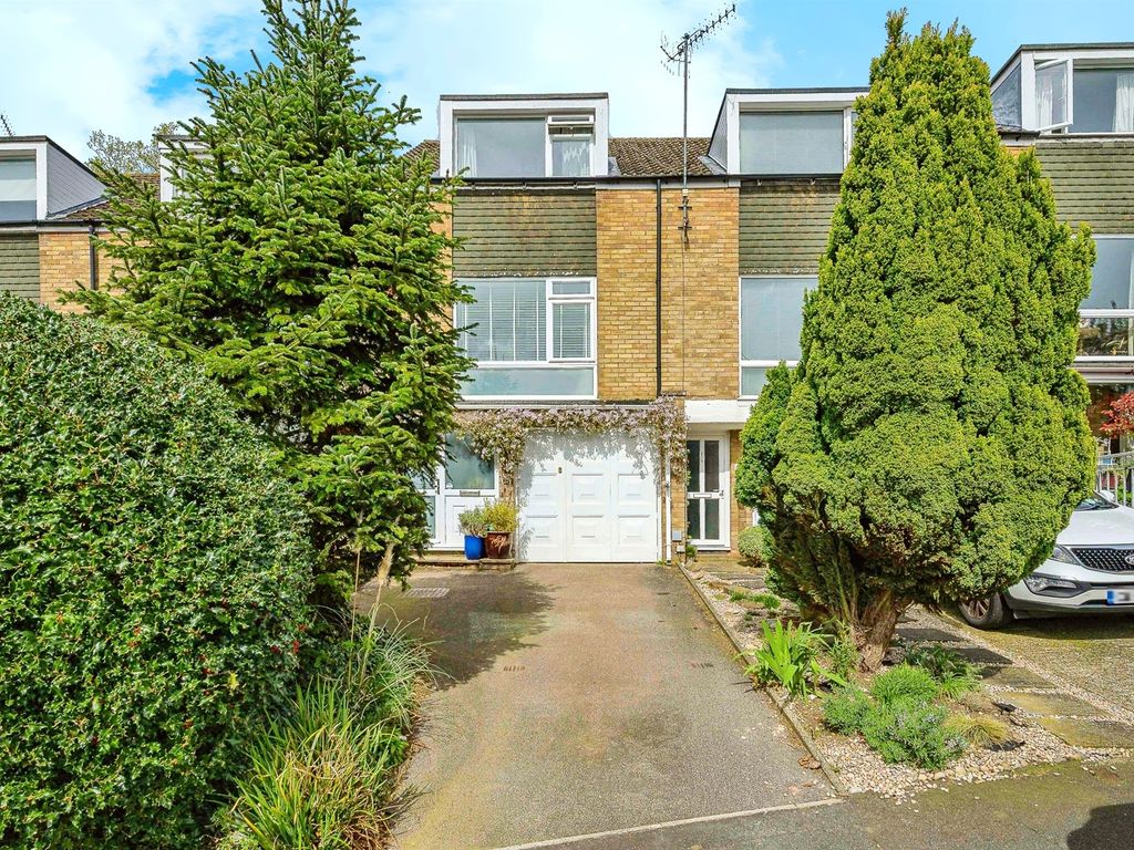 3 bed terraced house for sale in Garland Close, Hemel Hempstead HP2, £