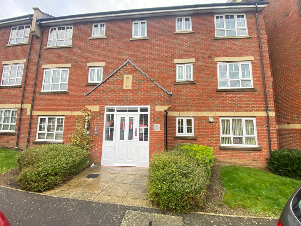 2 bed flat to rent in Watling Gardens, Dunstable LU6, £1,200 pcm Zoopla