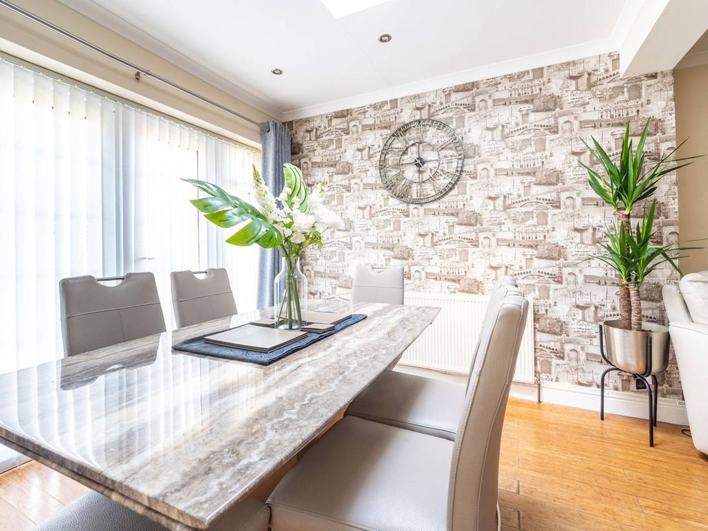 4 bed semidetached house to rent in Woodfield Gardens, New Malden KT3