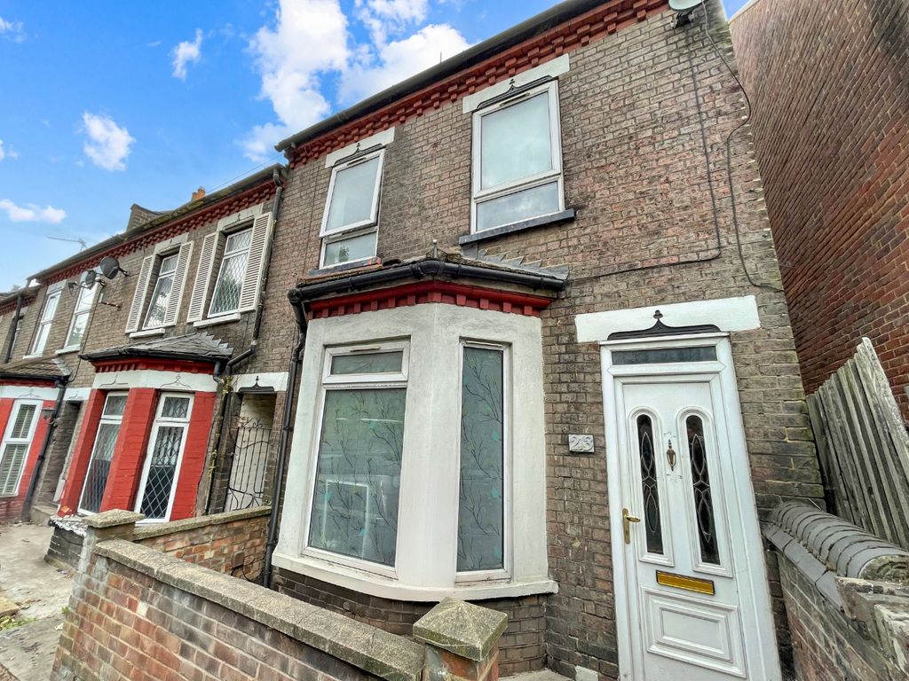 3 bed end terrace house for sale in Hitchin Road, Luton, Bedfordshire