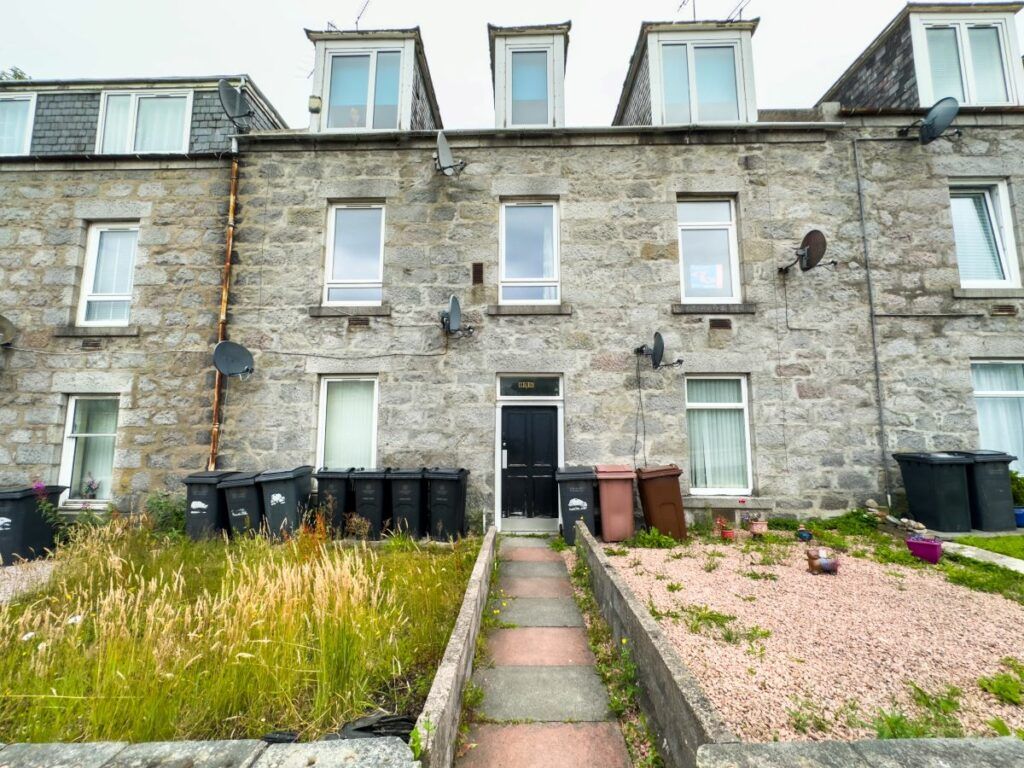 3 bed flat for sale in 160 Bankhead Road, Aberdeen AB21, £99,000 Zoopla