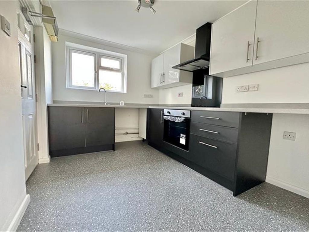 2 bed flat for sale in Jeffreys Road, Cressing, Braintree CM77, £