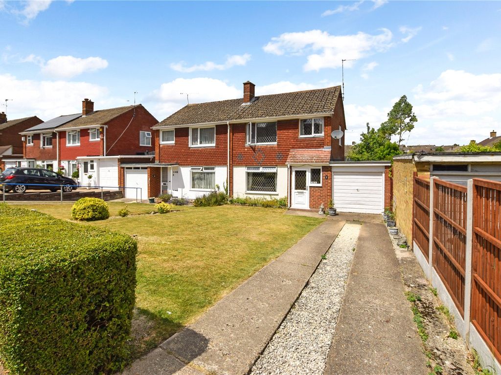 3 bed semidetached house for sale in Derwent Drive, Dunstable