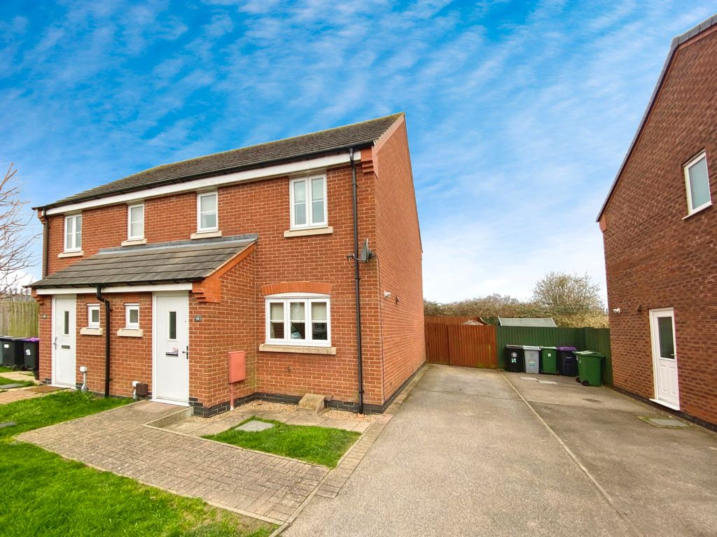 3 bed semidetached house for sale in Woodbrook, Sunningdale, Grantham