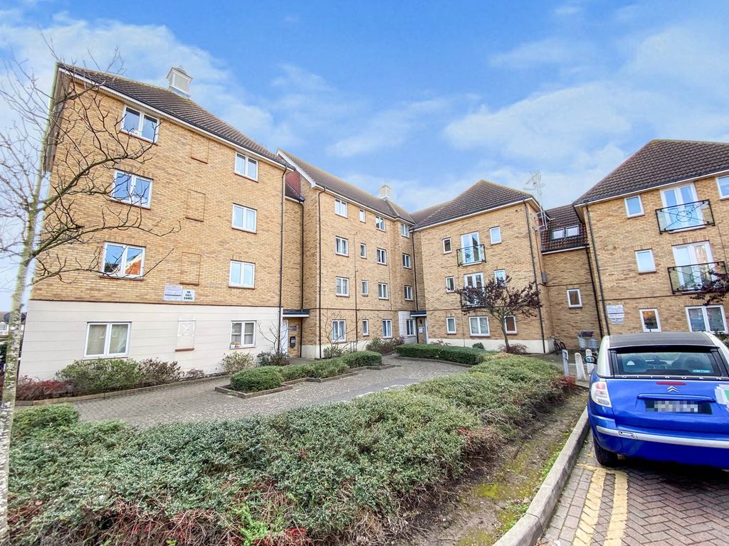 2 bed flat for sale in Royal Crescent, Newbury Park IG2 Zoopla