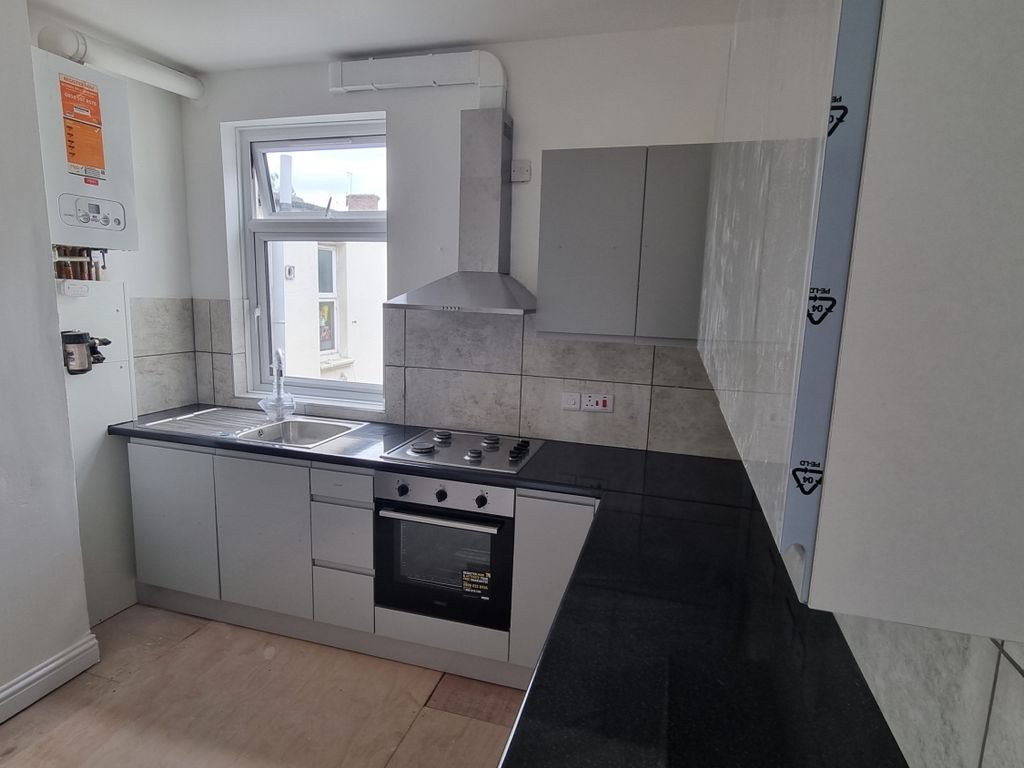 2 bed to rent in High Street, Wealdstone, Harrow HA3, £1,750