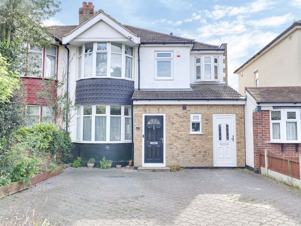 4 bed semidetached house for sale in Wennington Road, Rainham RM13