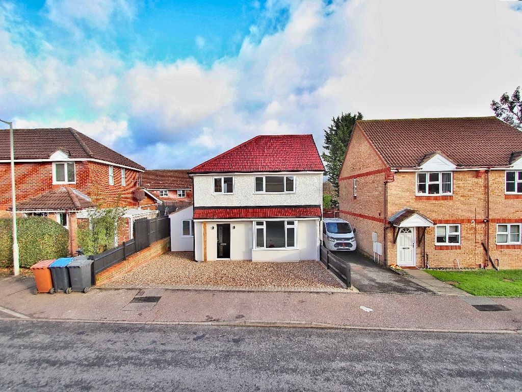 4 bed detached house to rent in Piggotts Way, Thorley,