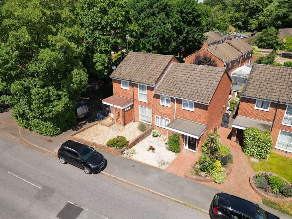 3 bed semidetached house for sale in Cumberland Road, Camberley GU15