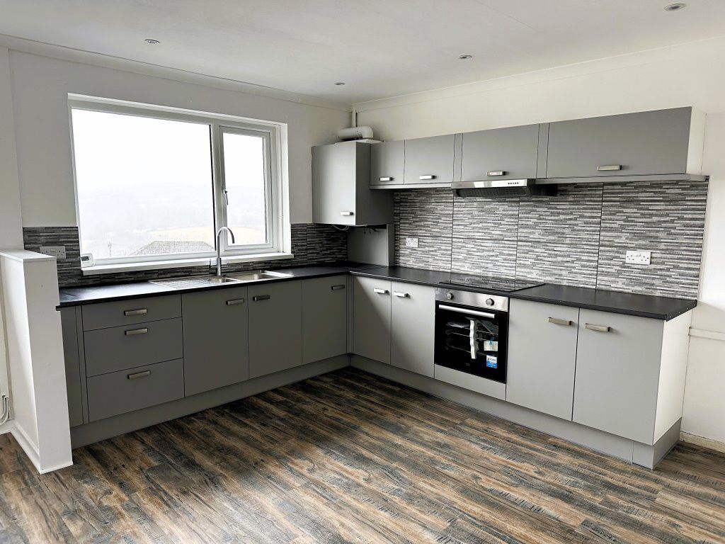 2 bed flat to rent in The Circle, Manor Rd, Blackwood NP12, £775 pcm