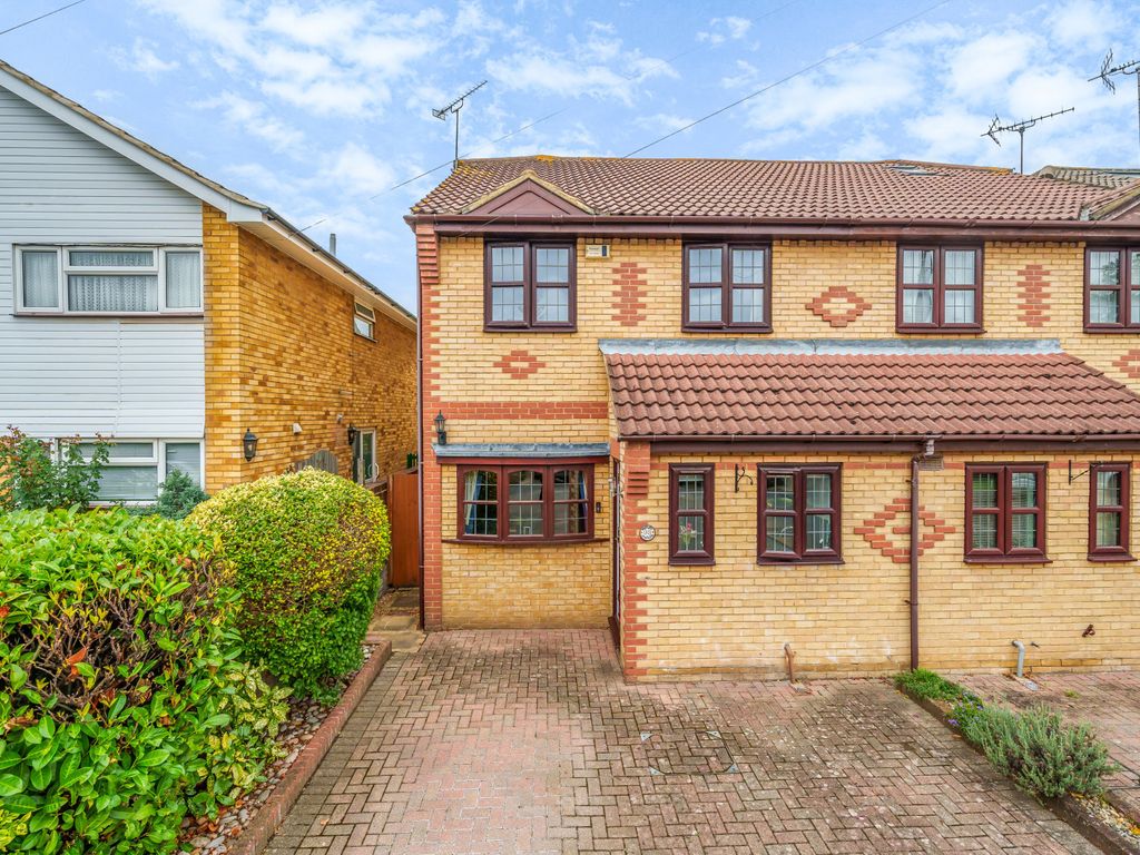 3 bed semidetached house for sale in Crockford Park Road, Addlestone