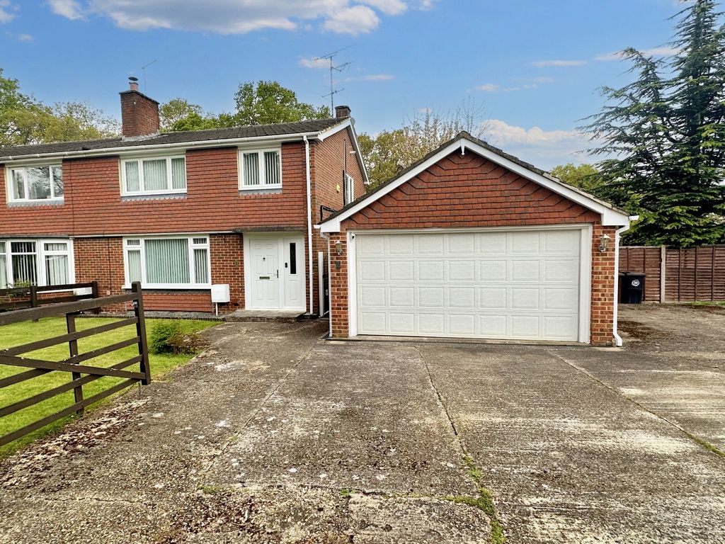 3 bed semidetached house for sale in Mainstone Road, Bisley, Woking